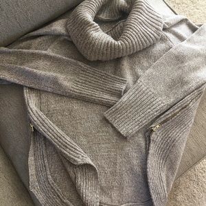 Sweater w a crow neck and zippers on the side